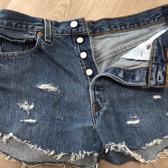 Levis Cut Off Button Fly Denim Jean Shorts - Picture 2 of 6